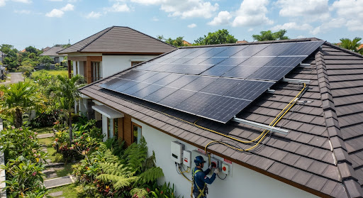 Instalasi solar panel rooftop modern